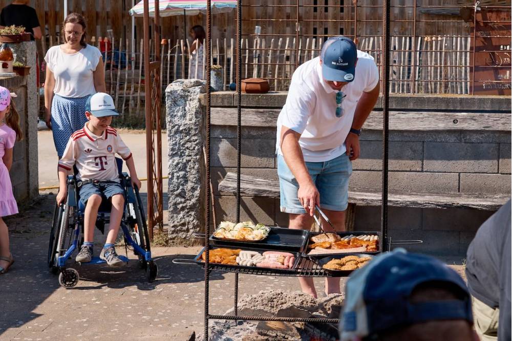 Gemeinsames Grillen auf Connies Hof.