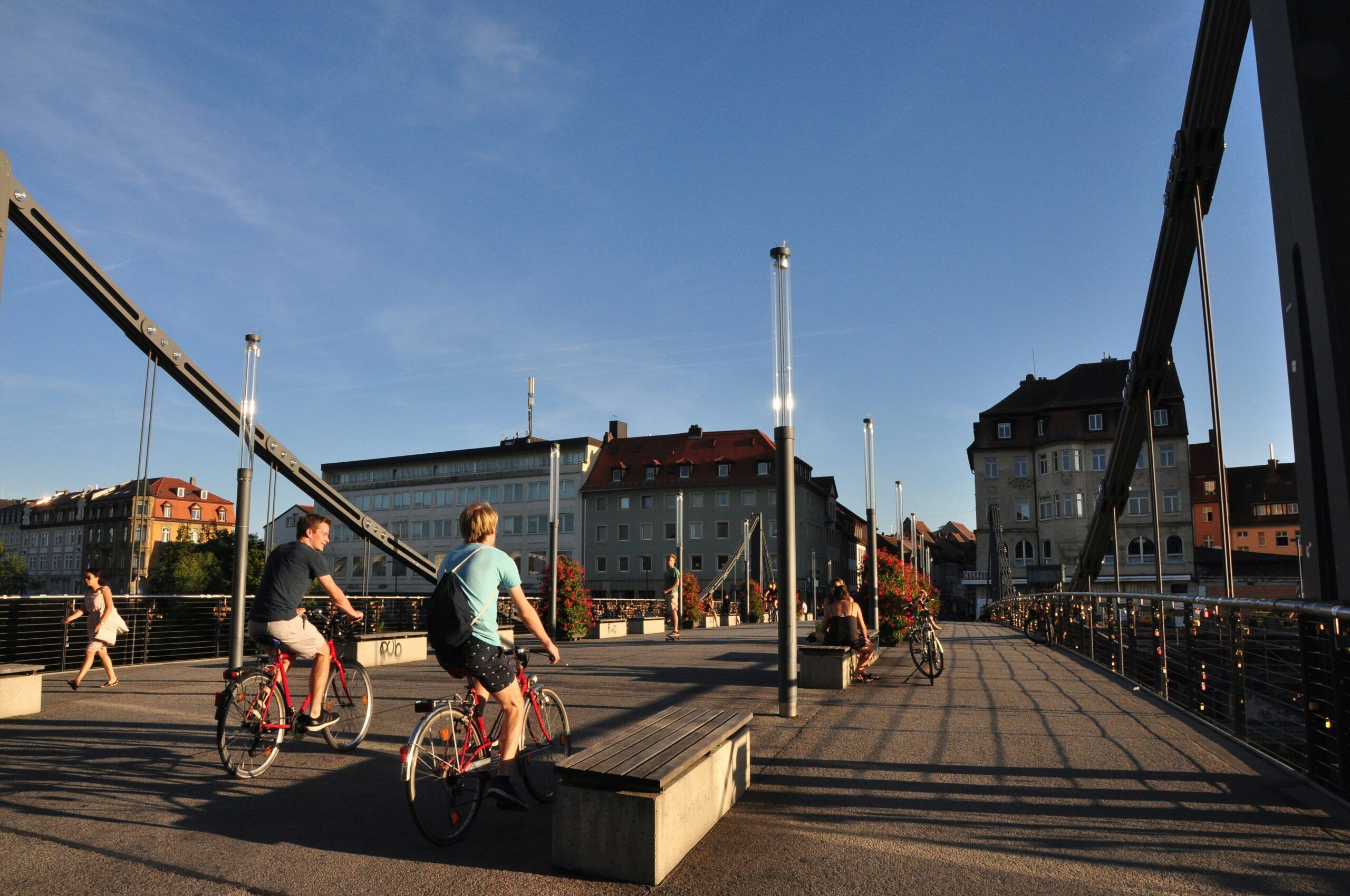 Zwei Radfahrer auf der Kettenbrücke in Bamberg